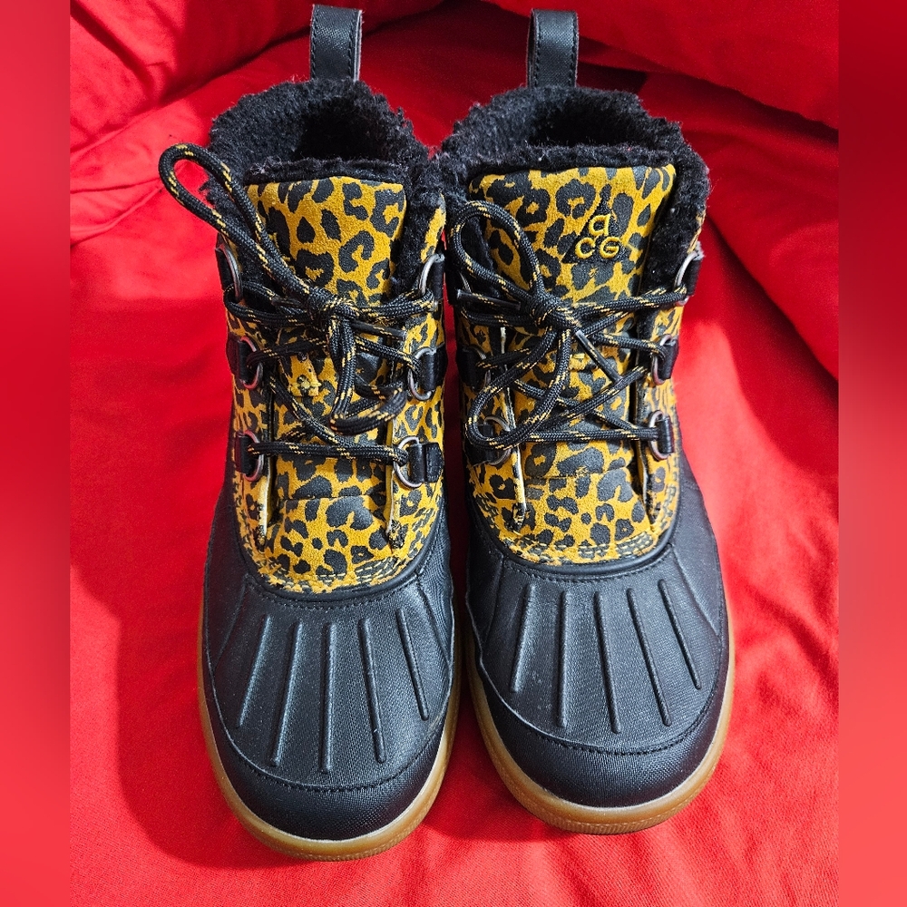 Nike ACG size 8